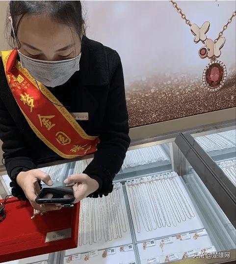 像以前的话金银首饰都是偏向妈妈级别的,款式单一,但现在的首饰款式