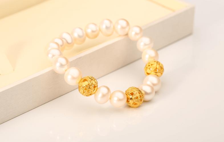 hot sales热卖商品此次展销品类有金银首饰,金条,金豆,纪念钞,纪念币
